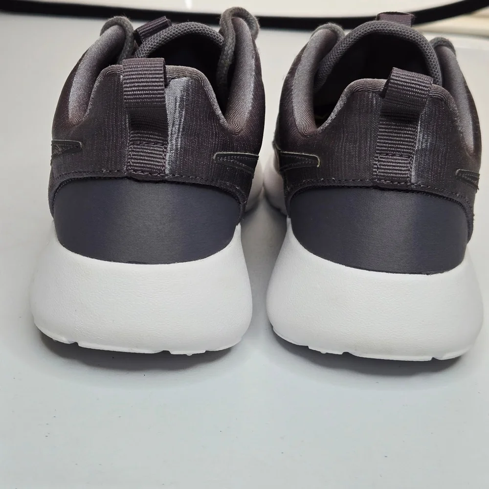 Nike Women Roshe One Premium Gunsmoke Grey Platinum Sneakers 833928-006 Sz 6.5